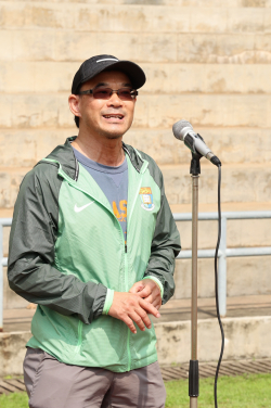 Professor Samson Tse delivers a speech.